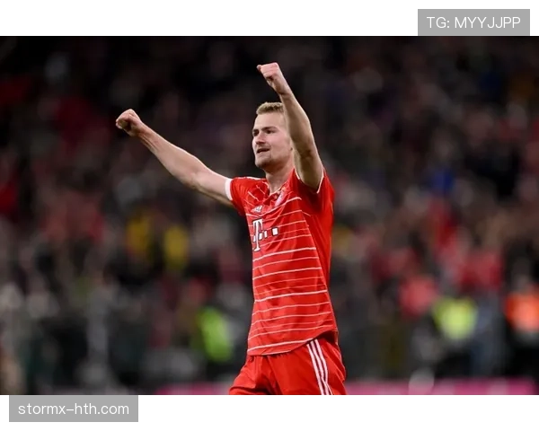 德里赫特中卫风格稳健，防守表现持续提升